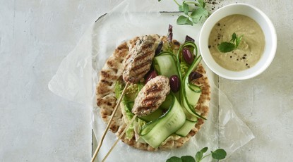 SMÅ GRILLSPYD PÅ FLADBRØD MED HUMUS & GRØNT