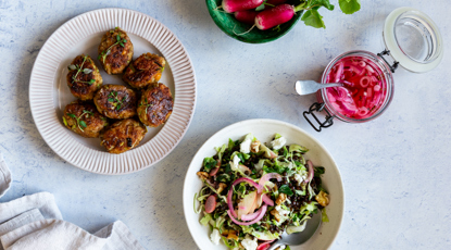 FRIKADELLER MED BÆLGFRUGT & PORRER